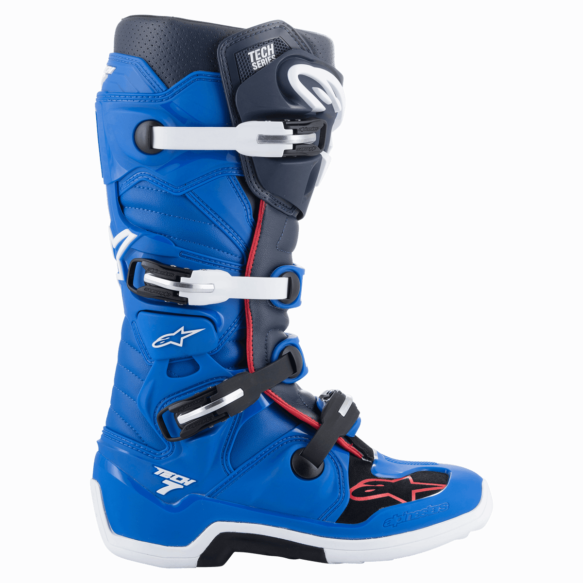 Botas Alpinestars Tech 7, botas de motocross, azul alpino, azul-marinho e vermelho vivo, design de cano alto com sistema de fecho de quatro fivelas, fivelas brancas e pretas, sola branca com secção central preta, detalhes em vermelho e marca Alpinestars, proteção profissional para todo-o-terreno
