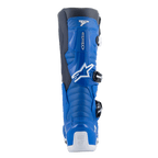 Alpinestars Tech 7 Boots, botas de motocross, azul Alpine e Night Navy com detalhes em branco, vista traseira mostrando o protetor de panturrilha contornado, reforço de calcanhar branco com o logótipo Tech Series e detalhes do sistema de fivelas de entrada lateral.