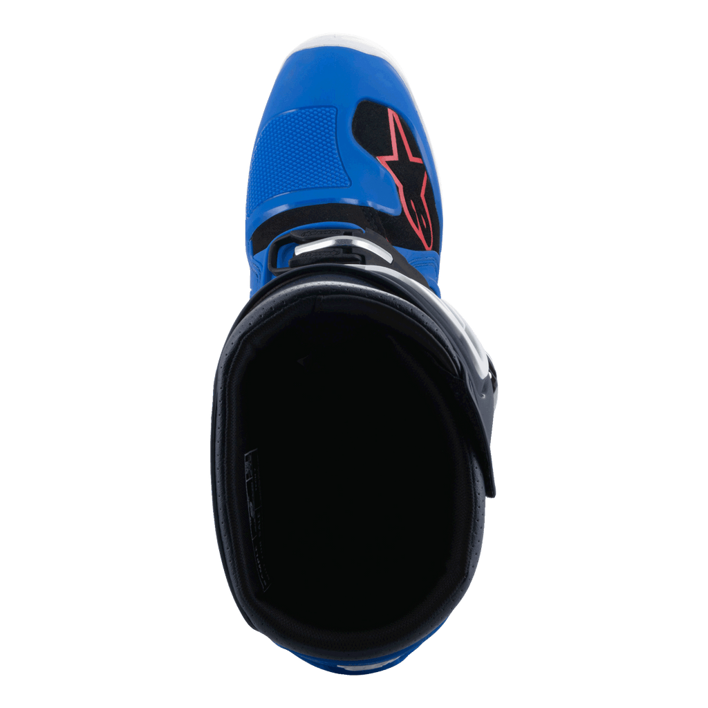 Botas Alpinestars Tech 7, botas de motocross, azul Alpine Blue Night Navy e vermelho vivo, vista superior para o interior da bota, apresentando uma biqueira azul com logótipo de estrela vermelho e forro preto, calçado profissional de competição todo-o-terreno