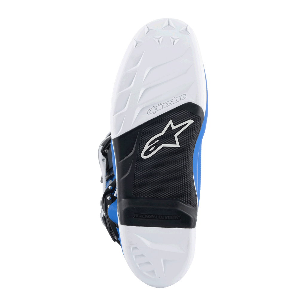 Botas Alpinestars Tech 7, botas de motocross, azul Alpine e branco, vista inferior da sola com padrão de aderência branco, arco preto com inserto de apoio para os pés substituível e logótipo Alpinestars, composto durável para competições todo-o-terreno