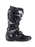 Botas Alpinestars Tech 7, botas de motocross off-road, pretas com fivelas prateadas e detalhes brancos, vista de perfil lateral com quatro fivelas de alumínio de libertação rápida, concha de TPU durável e painéis texturizados para proteção off-road
