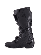 Botas Alpinestars Tech 7, botas de motocross, totalmente pretas, vista de perfil lateral mostrando placas de proteção em TPU, sistema de fecho com fivelas e painéis de aderência texturizados, calçado profissional para todo-o-terreno