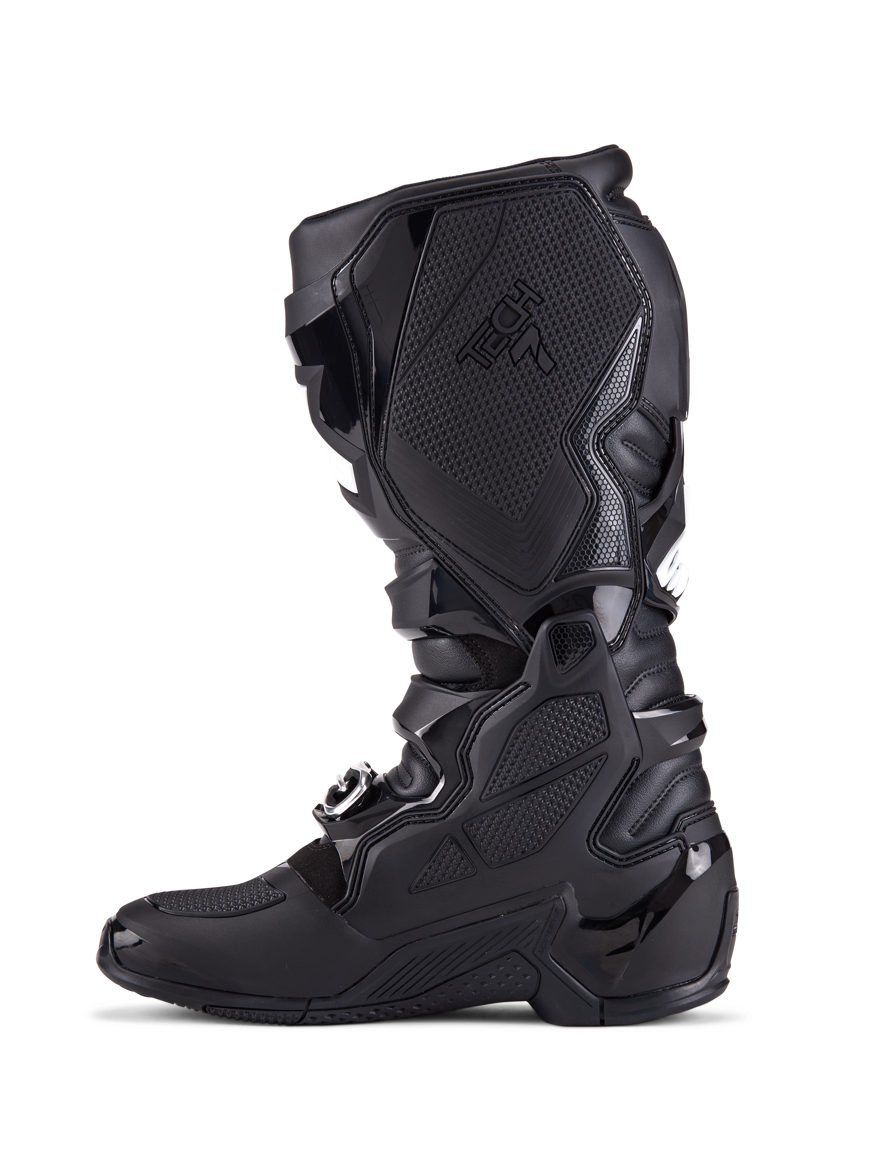 Botas Alpinestars Tech 7, botas de motocross, totalmente pretas, vista de perfil lateral mostrando placas de proteção em TPU, sistema de fecho com fivelas e painéis de aderência texturizados, calçado profissional para todo-o-terreno