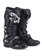 Botas Alpinestars Tech 7, botas de motocross, pretas, com uma construção robusta, sistema de fecho de quatro fivelas, painéis de proteção em TPU e logótipo Alpinestars branco na zona da canela, calçado profissional de todo-o-terreno para corridas em terra