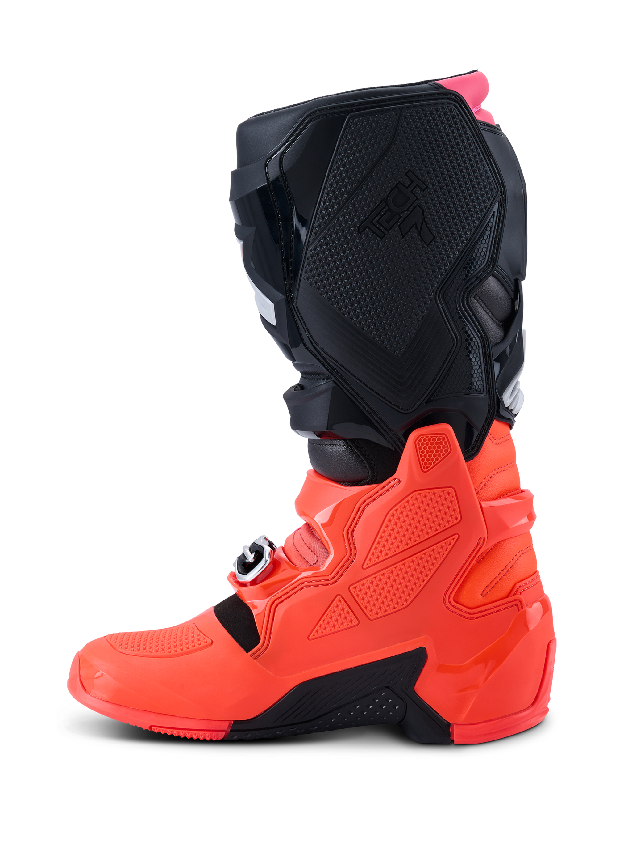Botas Alpinestars Tech 7, botas de motocross, preto, vermelho fluo e rosa fluo, vista de perfil lateral destacando a concha inferior em TPU, sistema de fecho com fivelas e painéis de proteção texturizados para desempenho off-road