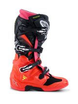 Botas Alpinestars Tech 7, botas de motocross, preto, vermelho fluorescente e rosa fluorescente, perfil lateral com design técnico, fivelas de libertação rápida, concha inferior em TPU brilhante e sistema de pivô duplo para competição off-road