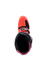 Botas Alpinestars Tech 7, Coleção MX26, botas de motocross, pretas, vermelho fluo e rosa fluo, vista superior da abertura interior, com forro rosa vibrante e estrutura exterior em vermelho fluo com fecho de fivela