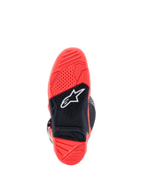 Botas Alpinestars Tech 7, vista da sola, em vermelho fluorescente brilhante e preto, com sola de borracha de composto duplo texturizada, logótipo de estrela Alpinestars branco e indicador de limite de desgaste