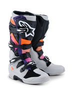 Botas Alpinestars Tech 7, botas de motocross, pretas, cinzento claro, laranja fluo e magenta, com sistema de fecho multi-fivela, estrutura de TPU reforçada e logótipo de alto contraste, concebidas para competição off-road profissional e proteção.