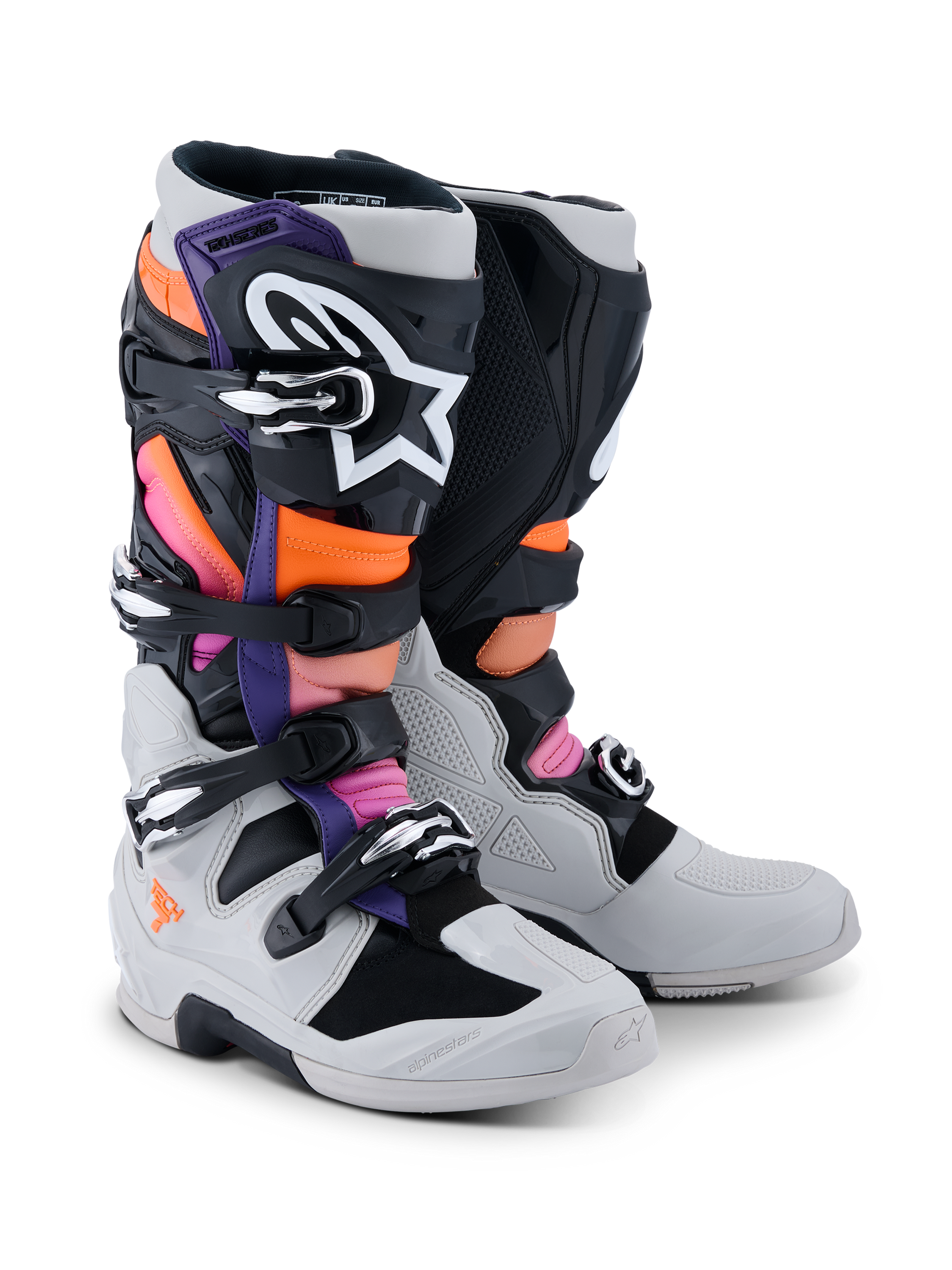 Botas Alpinestars Tech 7, botas de motocross, pretas, cinzento claro, laranja fluo e magenta, com sistema de fecho multi-fivela, estrutura de TPU reforçada e logótipo de alto contraste, concebidas para competição off-road profissional e proteção.