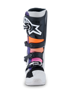 Botas Alpinestars Tech 7, botas de motocross, pretas, cinzento claro, laranja fluo e magenta, vista frontal com placa de canela preta e o grande logótipo de estrela Alpinestars a branco, zonas acolchoadas multicoloridas em laranja e rosa, estrutura branca durável com fivelas pretas