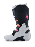 Botas Alpinestars Tech 7, botas de motocross, pretas, cinzento claro, laranja fluo e magenta, perfil lateral medial com uma concha inferior cinzento claro, painéis de TPU pretos com a marca Tech 7 e detalhes vibrantes em laranja e magenta