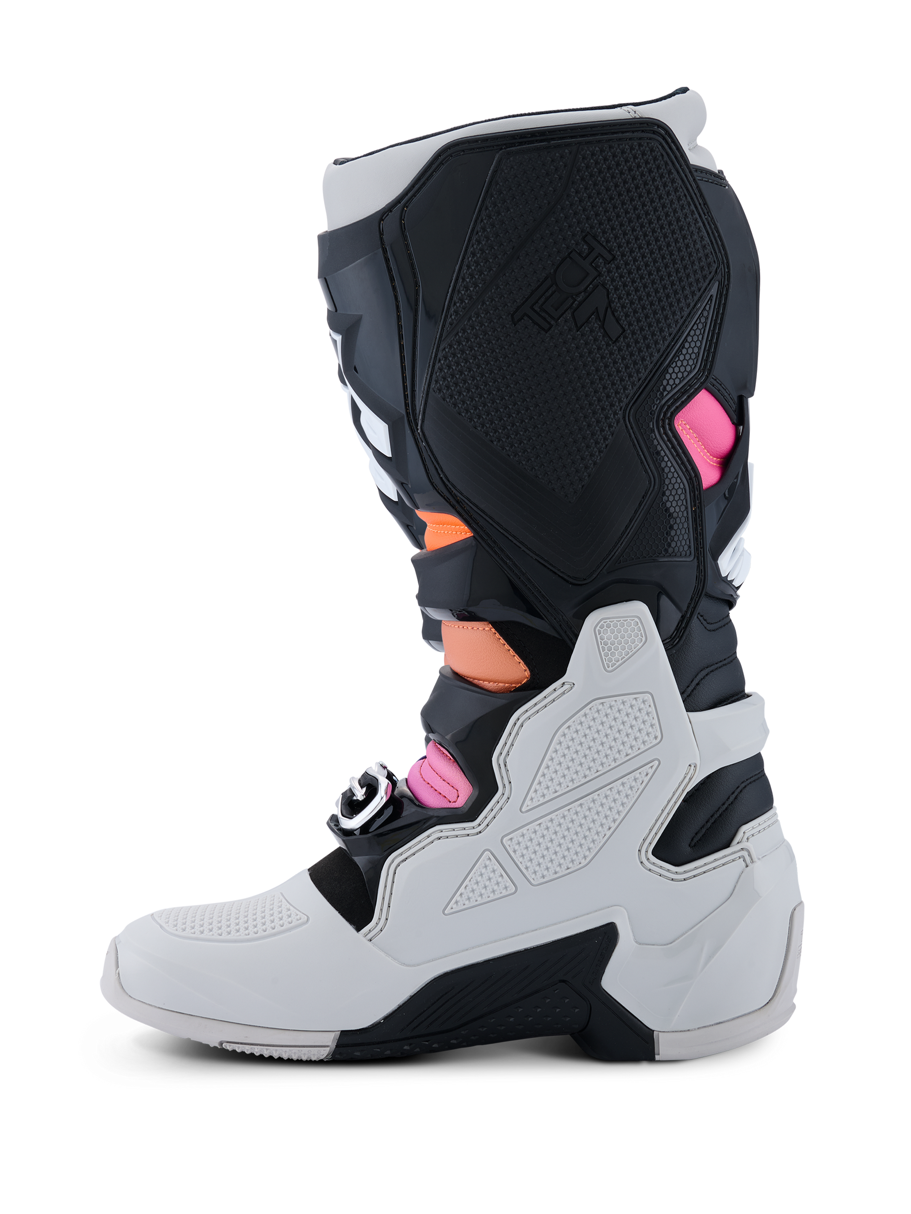 Botas Alpinestars Tech 7, botas de motocross, pretas, cinzento claro, laranja fluo e magenta, perfil lateral medial com uma concha inferior cinzento claro, painéis de TPU pretos com a marca Tech 7 e detalhes vibrantes em laranja e magenta