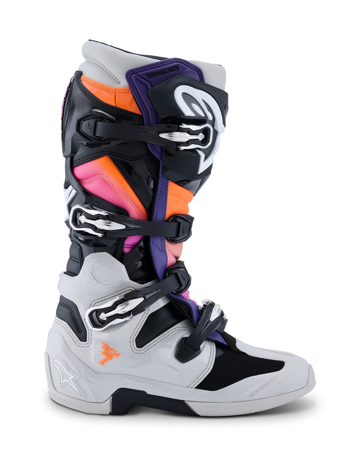 Botas Alpinestars Tech 7, botas de motocross, pretas, cinzento claro, laranja fluo e magenta, vista lateral, com um sistema de fecho de várias fivelas, estrutura protetora em TPU e painéis de cores vibrantes para competição off-road