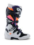 Botas Alpinestars Tech 7, botas de motocross, pretas, cinzento claro, laranja fluo e magenta, vista lateral, com um sistema de fecho de várias fivelas, estrutura protetora em TPU e painéis de cores vibrantes para competição off-road