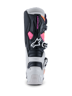 Botas Alpinestars Tech 7, botas de motocross, pretas, cinzento claro, laranja néon e magenta, vista traseira mostrando os protetores de calcanhar e de panturrilha em TPU, marca Alpinestars em rosa, logótipo branco e sistema de fivelas durável