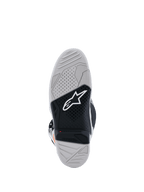 Botas Alpinestars Tech 7, vista da sola, botas de motocross, cinzento claro e preto, com sola de borracha vulcanizada de duplo composto, logótipo Alpinestars branco, indicador vermelho de limite de desgaste e padrão de aderência texturado de alta tração