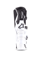 Botas Alpinestars Tech 7, botas de motocross profissionais em branco e preto, vista frontal mostrando a placa da canela reforçada com o logótipo Alpinestars, sistema de fecho com múltiplas fivelas e construção durável em TPU para condução todo-o-terreno