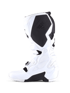 Botas Alpinestars Tech 7, botas de motocross, brancas e pretas, perfil lateral medial com um grande painel protetor interno preto na panturrilha com a marca Tech 7, construção em TPU branco e superfícies de aderência texturadas.