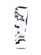 Botas Alpinestars Tech 7, botas de motocross, brancas e pretas, vista frontal com sistema de fecho de quatro fivelas, grande logótipo de estrela preta na canela, estrutura protetora em TPU e biqueira reforçada para corridas de motocross