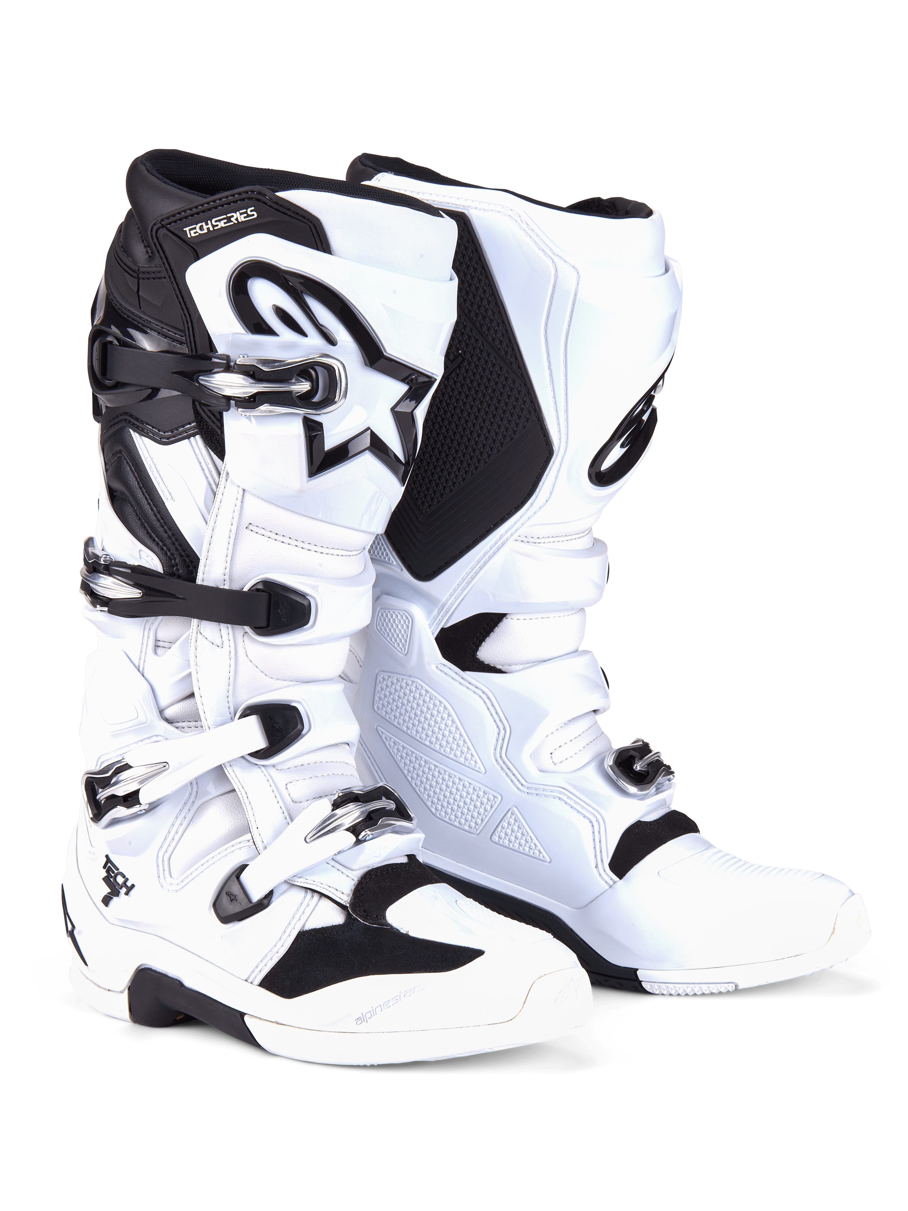 Botas Alpinestars Tech 7, botas de motocross, em branco e preto, com sistema de fecho de quatro fivelas com detalhes prateados e pretos, logótipo Alpinestars proeminente na canela e painéis de TPU reforçados para proteção em todo-o-terreno.