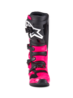 Botas Alpinestars Tech 7, botas de motocross, Diva Pink Black, vista frontal, com estrutura e correias em TPU cor-de-rosa vibrante, caneleira preta com logótipo da estrela Alpinestars grande em branco e fivelas pretas seguras.