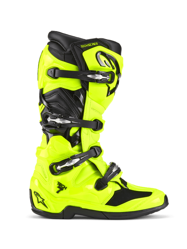 Botas Alpinestars Tech 7, botas de motocross, Amarelo Fluo e Preto, vista de perfil lateral apresentando uma concha em TPU amarelo néon brilhante com quatro fivelas pretas, calcanhar e biqueira reforçados, sistema de pivô para flexibilidade e estética de corrida profissional off-road