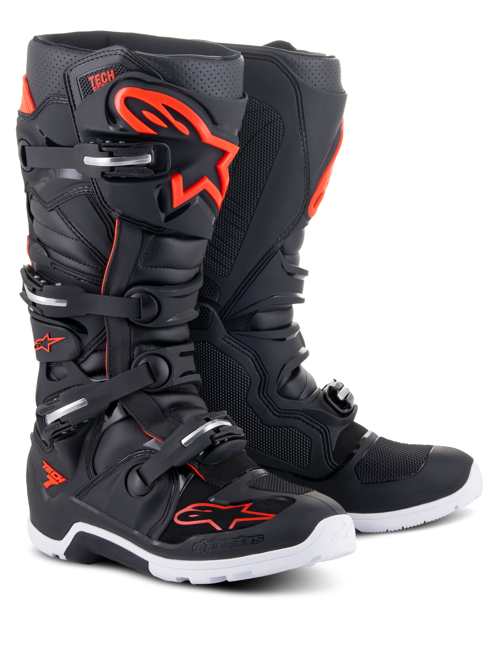 Botas Alpinestars Tech 7 Enduro, botas de motocross, pretas e vermelho fluo, com sola branca, sistema de fecho de quatro fivelas e painéis de proteção reforçados com logótipos Alpinestars em vermelho