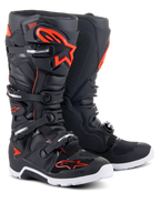 Botas Alpinestars Tech 7 Enduro, botas de motocross, pretas e vermelho fluo, com sola branca, sistema de fecho de quatro fivelas e painéis de proteção reforçados com logótipos Alpinestars em vermelho