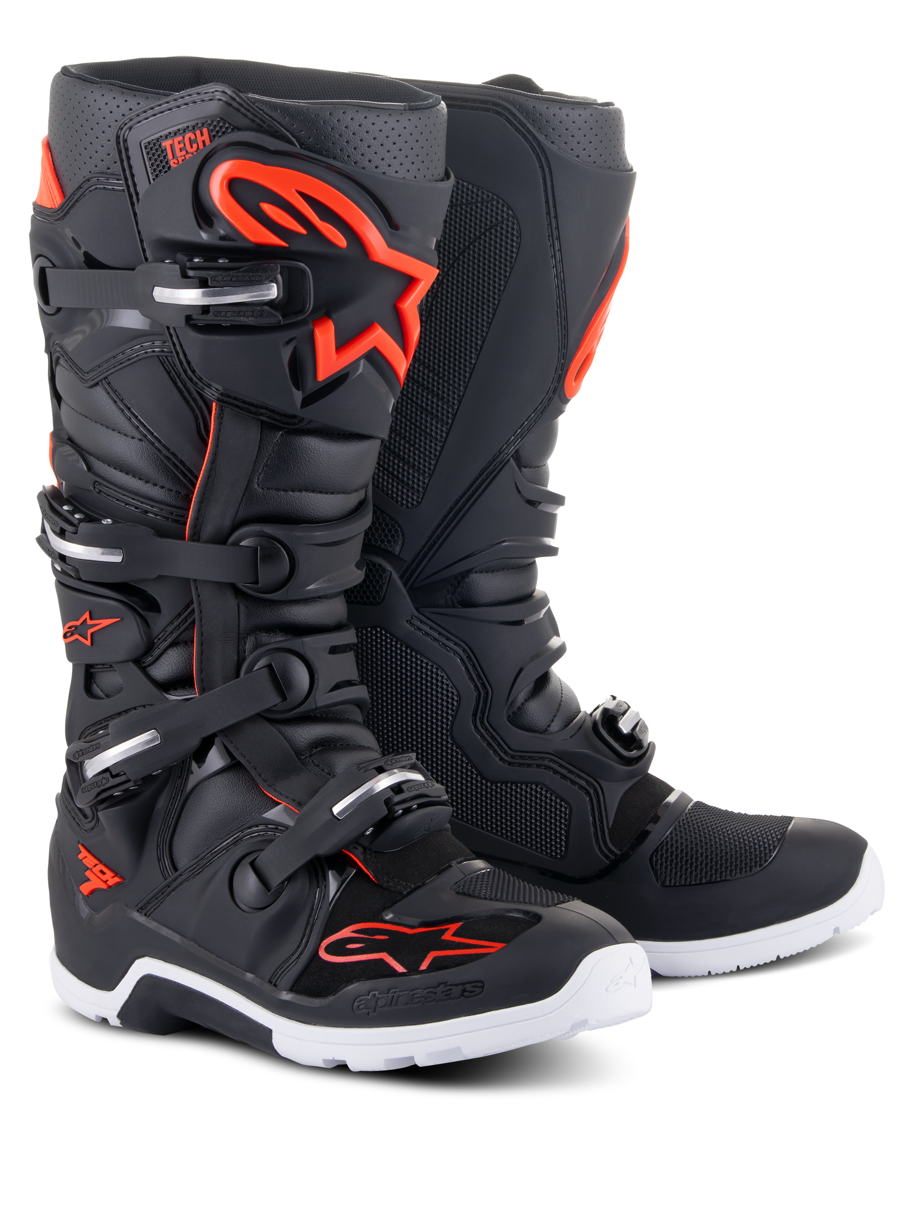 Botas Alpinestars Tech 7 Enduro, botas de motocross, pretas e vermelho fluo, com sola branca, sistema de fecho de quatro fivelas e painéis de proteção reforçados com logótipos Alpinestars em vermelho
