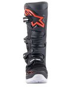 Botas Alpinestars Tech 7 Enduro, Preto e Vermelho Fluo, vista frontal, com um grande logótipo vermelho na placa da canela, sistema de fecho de quatro fivelas e detalhes brancos na sola exterior, calçado profissional de motocross e todo-o-terreno.
