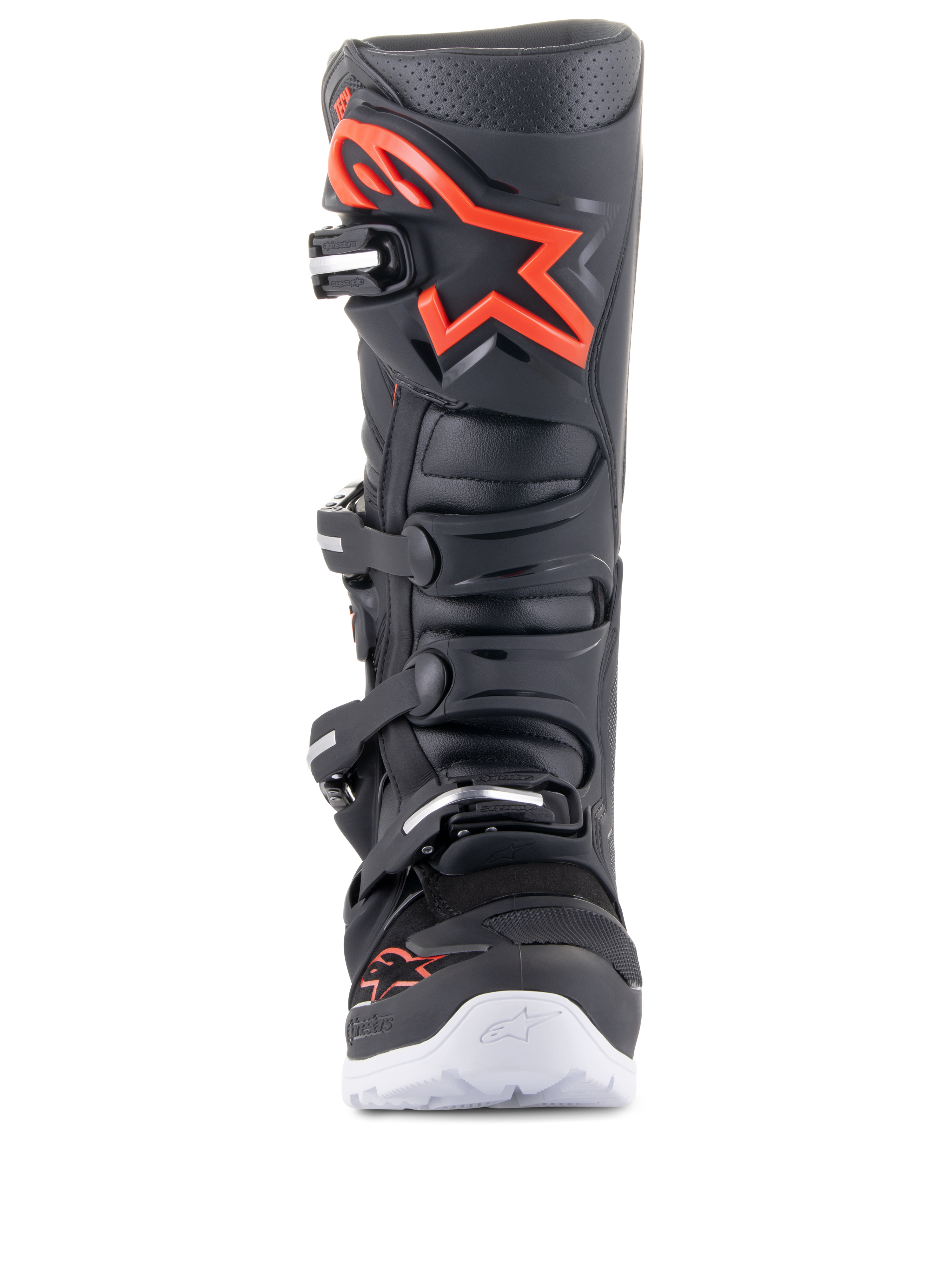 Botas Alpinestars Tech 7 Enduro, Preto e Vermelho Fluo, vista frontal, com um grande logótipo vermelho na placa da canela, sistema de fecho de quatro fivelas e detalhes brancos na sola exterior, calçado profissional de motocross e todo-o-terreno.