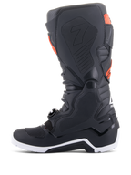 Botas Alpinestars Tech 7 Enduro, preto e vermelho fluo, vista de perfil medial com painéis de aderência em favo de mel e sola branca, botas de motociclismo todo-o-terreno de alta performance