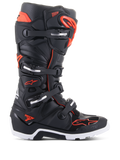 Botas Alpinestars Tech 7 Enduro, botas de motocross e todo-o-terreno, pretas e vermelho fluo, sistema de fecho de quatro fivelas com detalhes prateados, sola robusta branca e preta, logótipo Alpinestars na biqueira e na lateral, proteção de nível profissional para enduro e trilhos