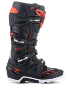Botas Alpinestars Tech 7 Enduro, botas de motocross e todo-o-terreno, pretas e vermelho fluo, sistema de fecho de quatro fivelas com detalhes prateados, sola robusta branca e preta, logótipo Alpinestars na biqueira e na lateral, proteção de nível profissional para enduro e trilhos