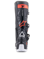 Botas Alpinestars Tech 7 Enduro, preto e vermelho fluo, vista traseira com logótipo ASTARS branco, proteção de panturrilha em TPU vermelho e detalhes brancos no calcanhar, calçado durável para motociclismo todo-o-terreno