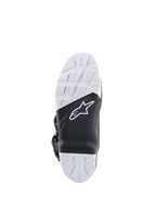 Botas Alpinestars Tech 7 Enduro, vista da sola mostrando a sola de composto especificamente projetada, design bicolor em preto e branco com padrões de aderência texturizados, logótipo da estrela branca e um inserto de apoio para os pés substituível.