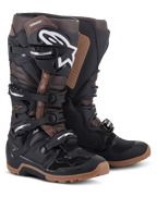 Botas Alpinestars Tech 7 Enduro, pretas e castanho escuro, botas de motociclismo todo-o-terreno com logótipo Alpinestars branco na canela, sistema de fecho de quatro fivelas e solas beges robustas