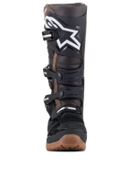 Botas Alpinestars Tech 7 Enduro, botas de motocross e enduro, pretas e castanho escuro, vista frontal mostrando o logótipo branco na placa de canela, sistema de fivelas ajustáveis e sola de composto castanho robusta para aderência em todo-o-terreno