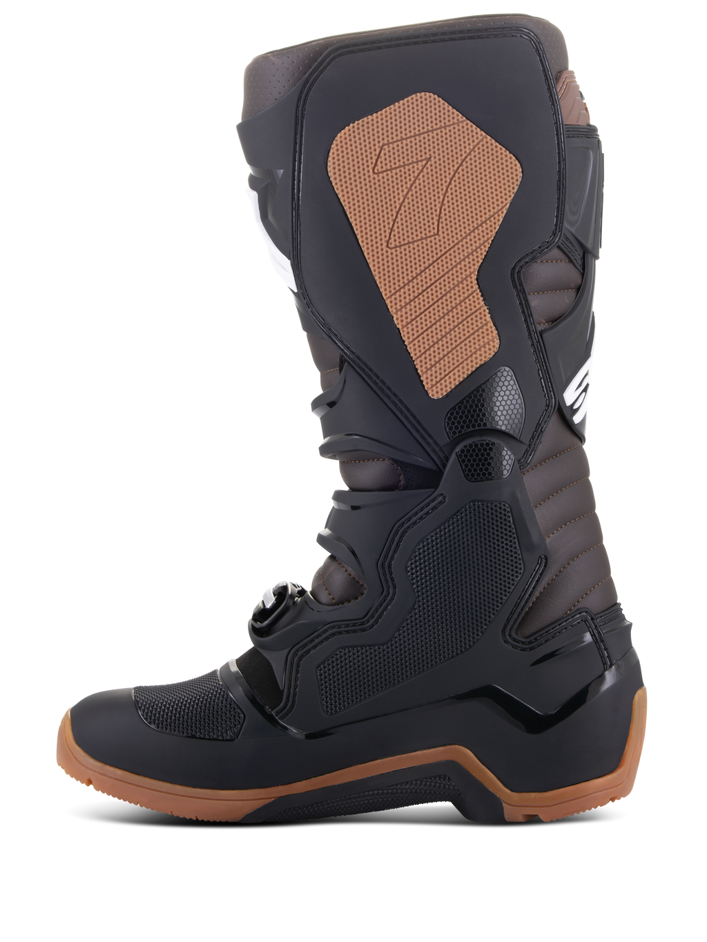 Botas Alpinestars Tech 7 Enduro, botas de motocross e todo-o-terreno, pretas e castanho escuro, perfil lateral exibindo a placa de canela em TPU, sistema de fivelas, painel de aderência medial bege com logótipo e sola robusta específica para enduro para tração.