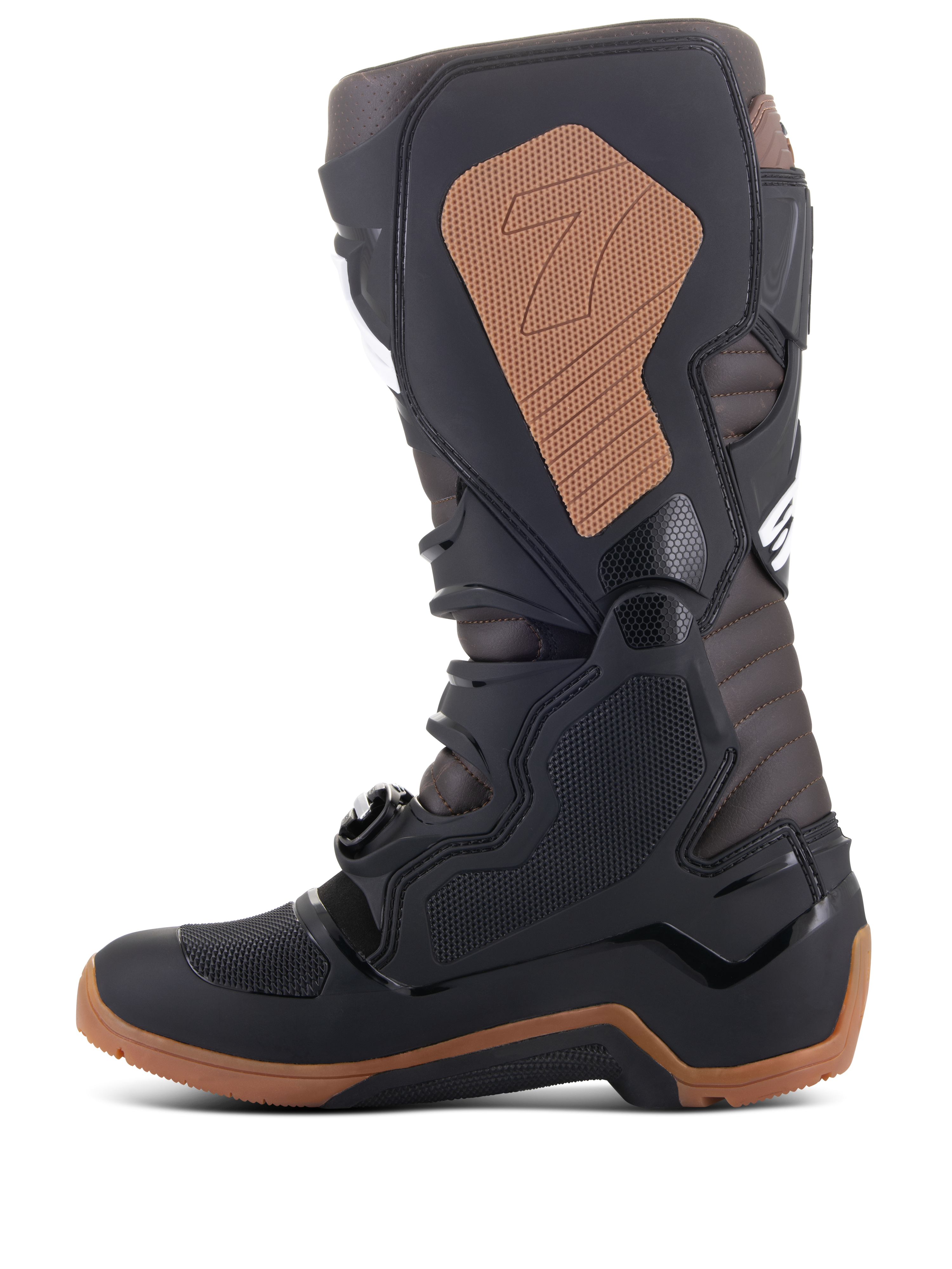 Botas Alpinestars Tech 7 Enduro, botas de motocross e todo-o-terreno, pretas e castanho escuro, perfil lateral exibindo a placa de canela em TPU, sistema de fivelas, painel de aderência medial bege com logótipo e sola robusta específica para enduro para tração.