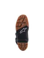 Botas Alpinestars Tech 7 Enduro, pormenor da sola, com padrão de rasto em borracha castanha e secção central preta com logótipo de estrela branco, inserção de apoio de pés substituível para aderência superior em todo-o-terreno
