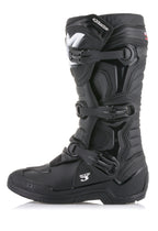 Botas Alpinestars Tech 3, botas de motocross pretas, vista de perfil lateral com sistema de fecho de tripla fivela, painéis de proteção em TPU e parte superior em microfibra durável para desempenho em todo-o-terreno