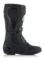 Botas Alpinestars Tech 3, botas de motocross, pretas, vista de perfil lateral com painéis protetores em TPU texturizado e logótipo Alpinestars branco, construção em microfibra durável com foles flexíveis, sola robusta para desempenho todo-o-terreno
