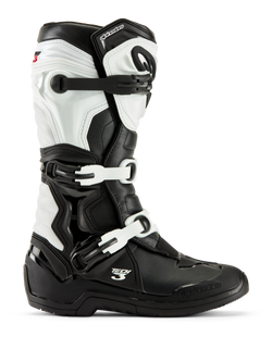 Botas Alpinestars Tech 3, botas de motocross, pretas e brancas, vista de perfil lateral com sistema de fecho de três fivelas, painéis de proteção em TPU e construção sintética durável para corridas off-road