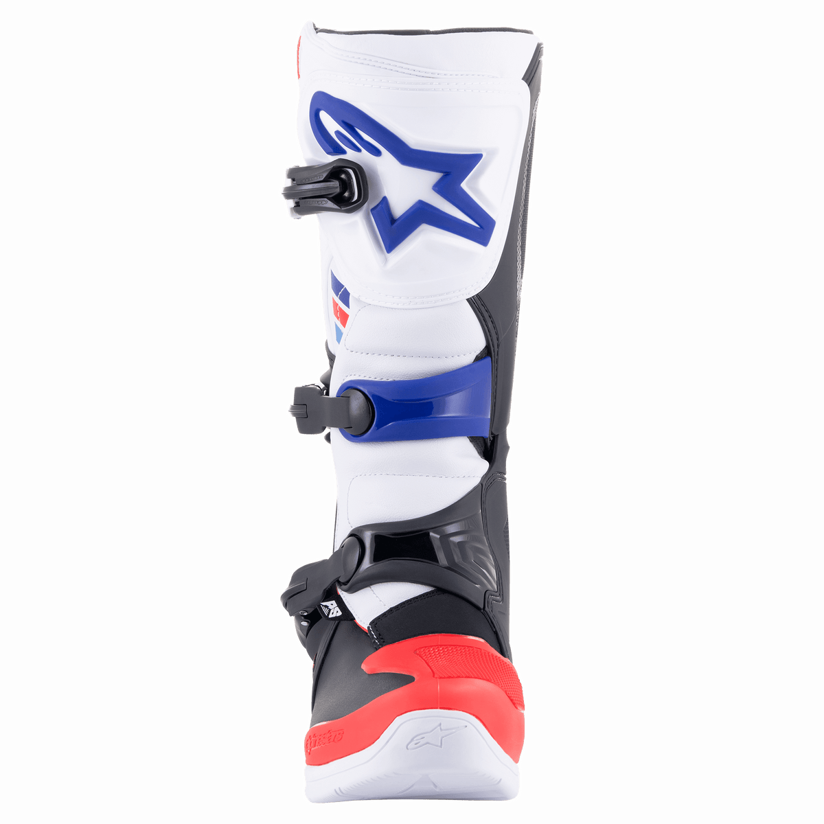 Botas Alpinestars Tech 3, botas de motocross, brancas, vermelho vivo e azul escuro, vista frontal apresentando a placa de canela protetora em TPU com logótipo azul, sistema de fecho de tripla fivela e biqueira vermelha reforçada