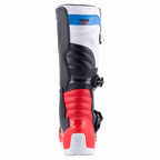 Botas Alpinestars Tech 3, botas de motocross, branco, vermelho vivo e azul escuro, vista traseira que mostra as zonas de flexão em acordeão vermelhas, parte superior branca com tira de logótipo azul e contraforte protetor do calcanhar