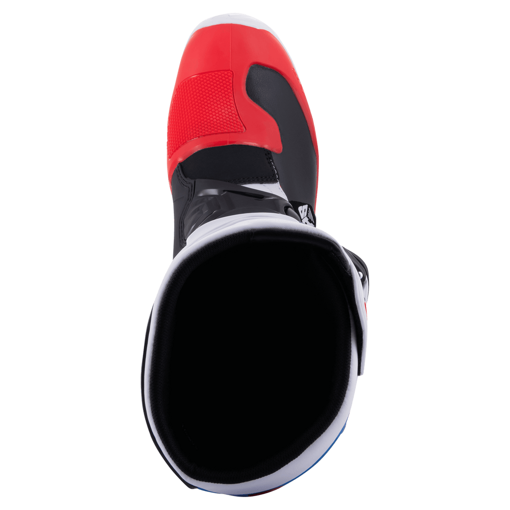 Botas Alpinestars Tech 3, botas de motocross, branco, vermelho vivo e azul escuro, vista superior para a abertura da bota, apresentando biqueira vermelha e forro interior preto, construção leve em microfibra e TPU para todo-o-terreno