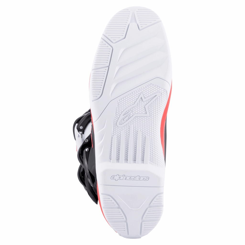 Botas Alpinestars Tech 3, Branco Vermelho Brilhante Azul Escuro, pormenor da sola exterior em borracha branca de alta aderência com rasto texturizado e logótipo em baixo-relevo, concebidas para performance em motocross e todo-o-terreno