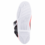 Botas Alpinestars Tech 3, Branco Vermelho Brilhante Azul Escuro, pormenor da sola exterior em borracha branca de alta aderência com rasto texturizado e logótipo em baixo-relevo, concebidas para performance em motocross e todo-o-terreno